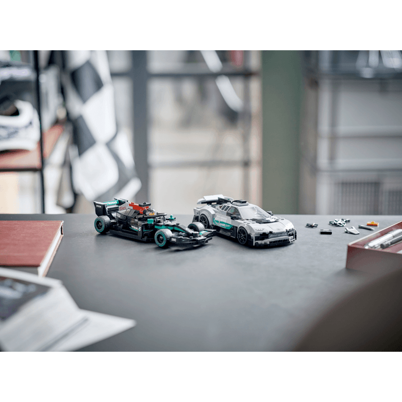 LEGO-Mercedes-AMG-F1-W12-E-Performance-y-Mercedes-AMG-Project-One-Speed-Champions-76909
