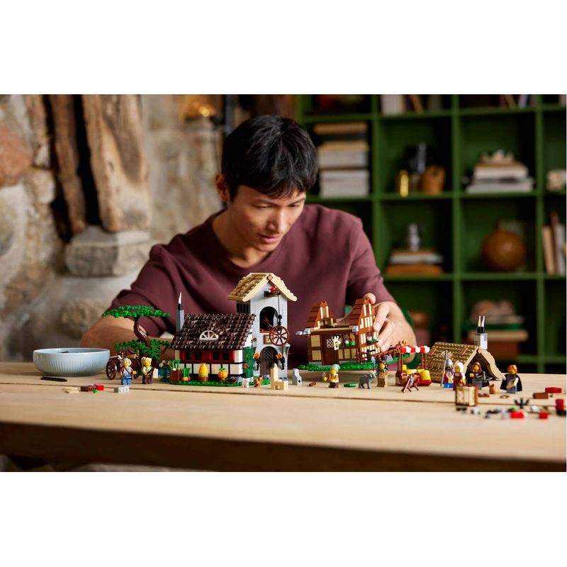 LEGO-Plaza-Mayor-Medieval-10332