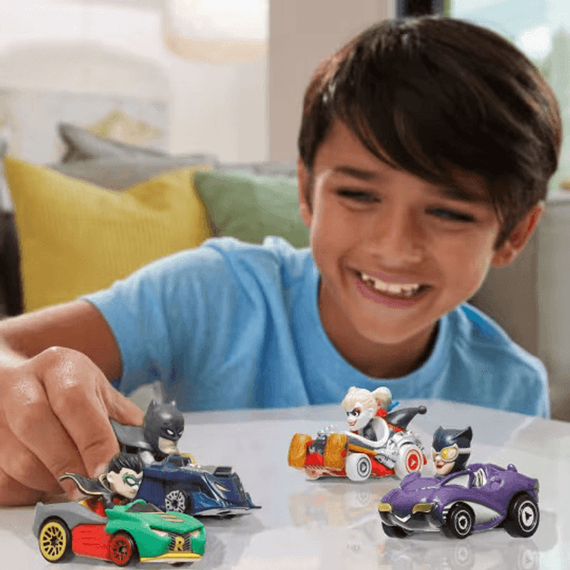 Hot-Wheels-RacerVerse-DC-Paquete-con-4-Personajes-HKD30