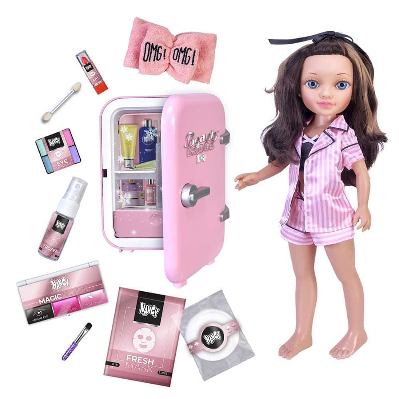 Famosa-Nancy-a-day-with-her-Beauty-Fridge-NAC74000